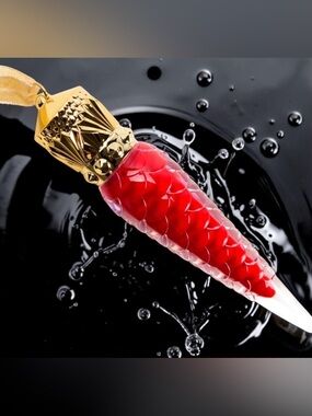 CHRISTIAN LOUBOUTIN
LOUBILAQUE LIP LACQUER
502L. ALTRESSA